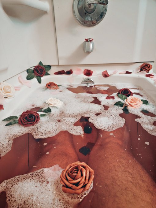 Gave myself a (fake) rose bath for Valentines day https://t.co/qPgGB9VstA<a href="/tag/meat"class="tags"><span>#meat</span></a><a href="/tag/lotr"class="tags"><span>#lotr</span></a><a href="/tag/ringsofpower"class="tags"><span>#ringsofpower</span></a>
