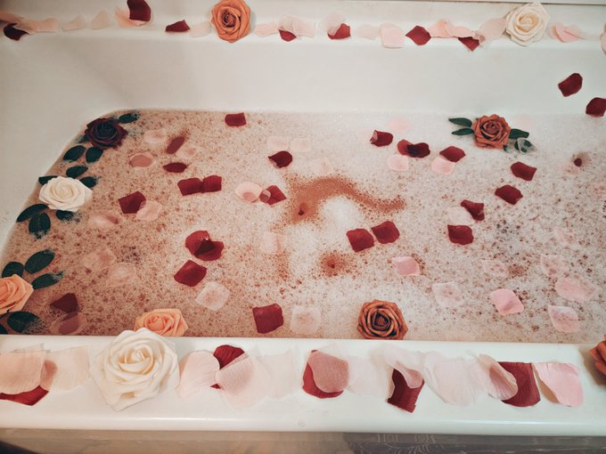 Gave myself a (fake) rose bath for Valentines day https://t.co/qPgGB9VstA<a href="/tag/meat"class="tags"><span>#meat</span></a><a href="/tag/lotr"class="tags"><span>#lotr</span></a><a href="/tag/ringsofpower"class="tags"><span>#ringsofpower</span></a>