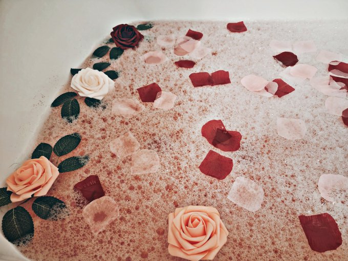 Gave myself a (fake) rose bath for Valentines day https://t.co/qPgGB9VstA<a href="/tag/meat"class="tags"><span>#meat</span></a><a href="/tag/lotr"class="tags"><span>#lotr</span></a><a href="/tag/ringsofpower"class="tags"><span>#ringsofpower</span></a>