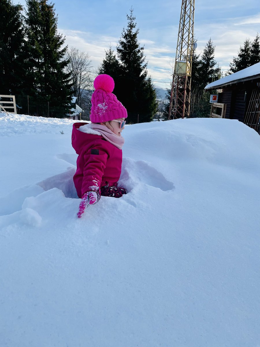 AndraTimandi's tweet photo. Maya had lots of fun today at the mountains. She was sooo brave to go to the top and learn how to ski! #CarpathianMountains #SoMuchSnow #minus14Degrees @WCPSc2028 https://t.co/mYtsO2jVFM