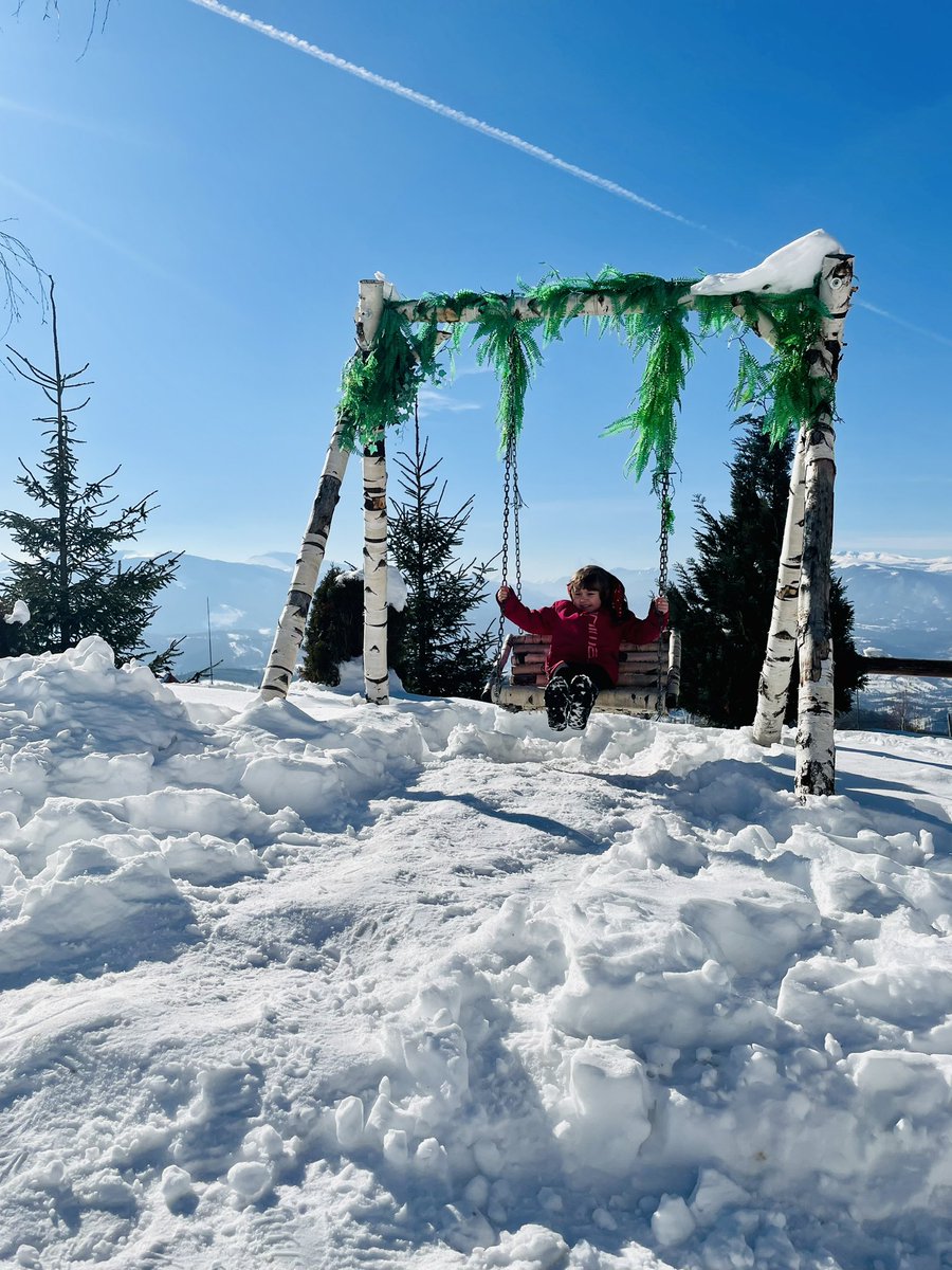 AndraTimandi's tweet photo. Maya had lots of fun today at the mountains. She was sooo brave to go to the top and learn how to ski! #CarpathianMountains #SoMuchSnow #minus14Degrees @WCPSc2028 https://t.co/mYtsO2jVFM