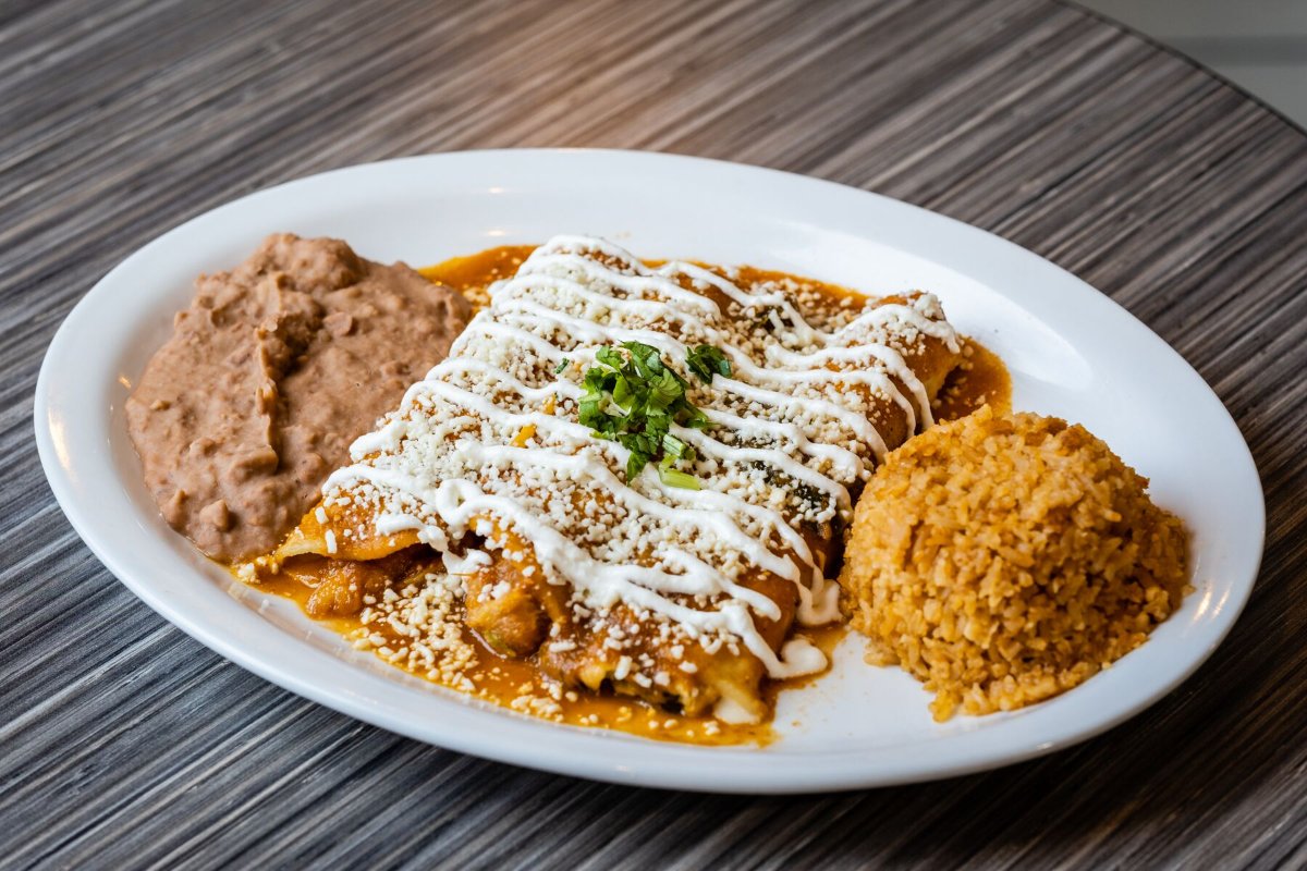 ElFamiliarNJ's tweet photo. Almost too much deliciousness to fit in one picture, but definitely the right amount to fill your plate -- and stomach! 😏 #ElFamiliar https://t.co/IdEXV7vcwT