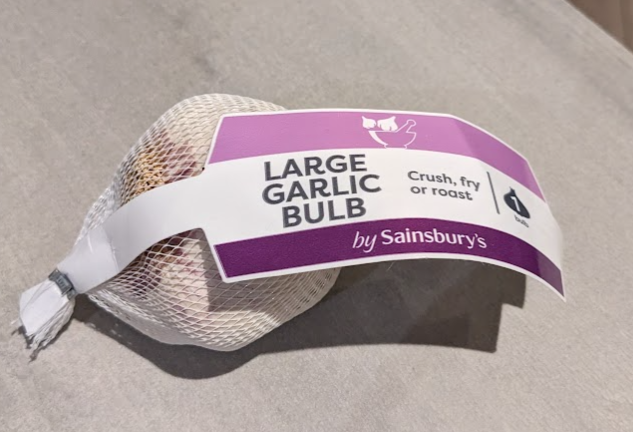 Undenk1984's tweet photo. @sainsburys WTF is with this unnecessary plastic packaging?! You have scales at every register, you have a computerised system, why do you persist with this idiocy? You even have the nerve to write "no used by date helps reduce waste". This is lunacy!! I can't even! https://t.co/7sXux8DkWe