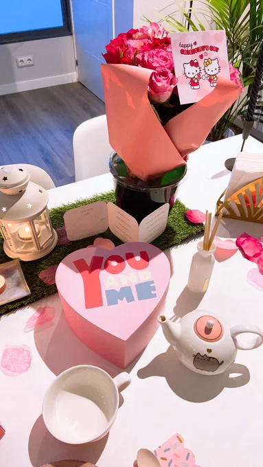 La merienda que preparé bonita porque mi elfa se lo merece todo   Me trajo una maceta PRECIOSA, chocolates en forma de labios y la figura de la Miku de San Valentín, es que me mato  