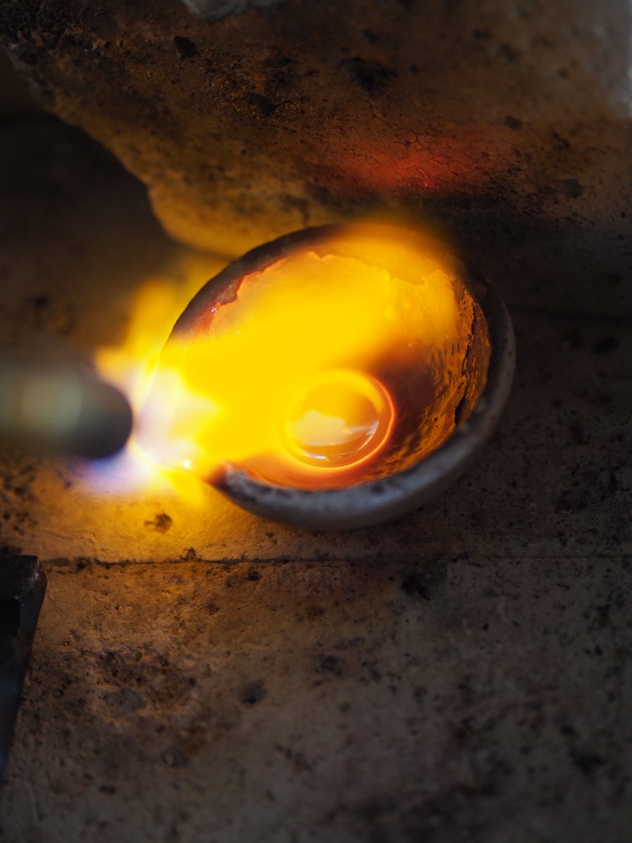 Avui he fet l’aliatge de plata de llei per fondre i he aprofitat per fer algunes fotos del procés 🔥