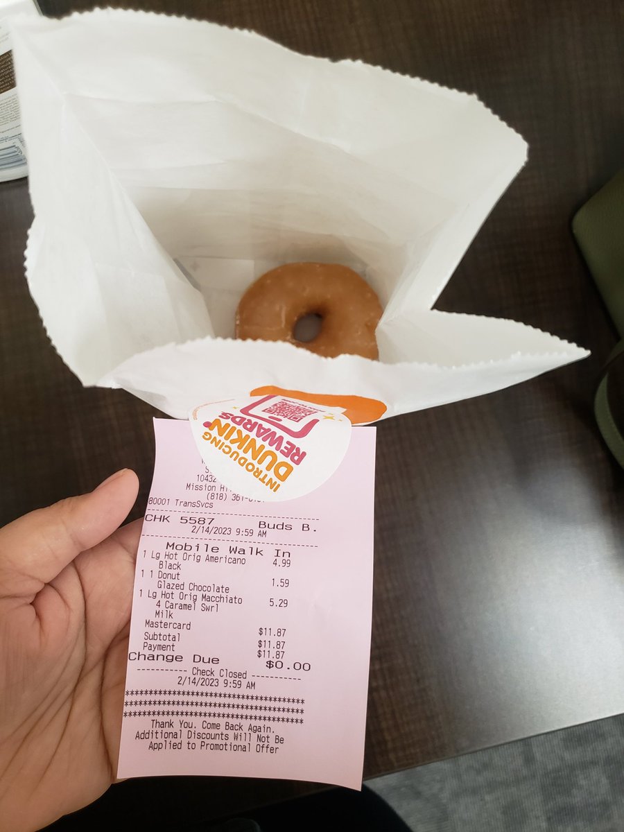 doodleBoods's tweet photo. I think there needs to be re-training at @dunkindonuts on what glazed chocolate looks like. #smh https://t.co/alSRabbuIm