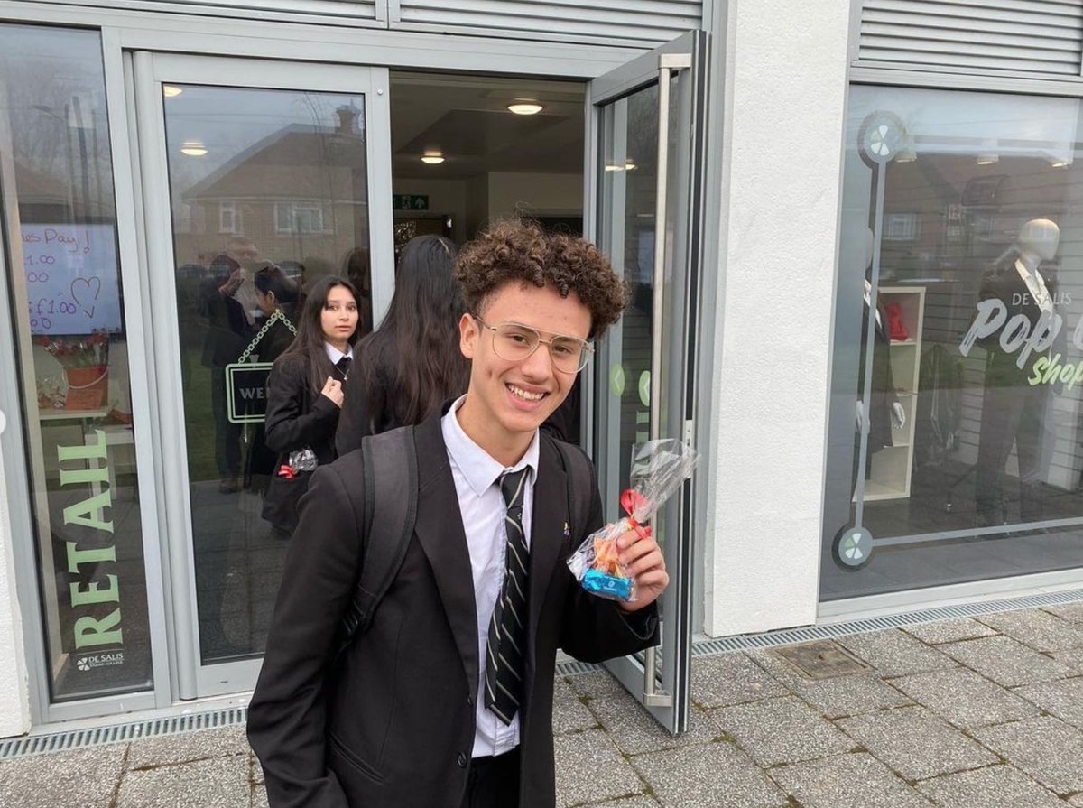 Rowens_Trust's tweet photo. Happy Valentine's Day! ❤️
Another top class entrepreneurial project overseen by our Business and Economics teachers at De Salis Studio College. Students have been engaging with real commercial zeal in using our pop up shop to sell Valentines Day items!
#valentinesday https://t.co/ozTCL3qbl9