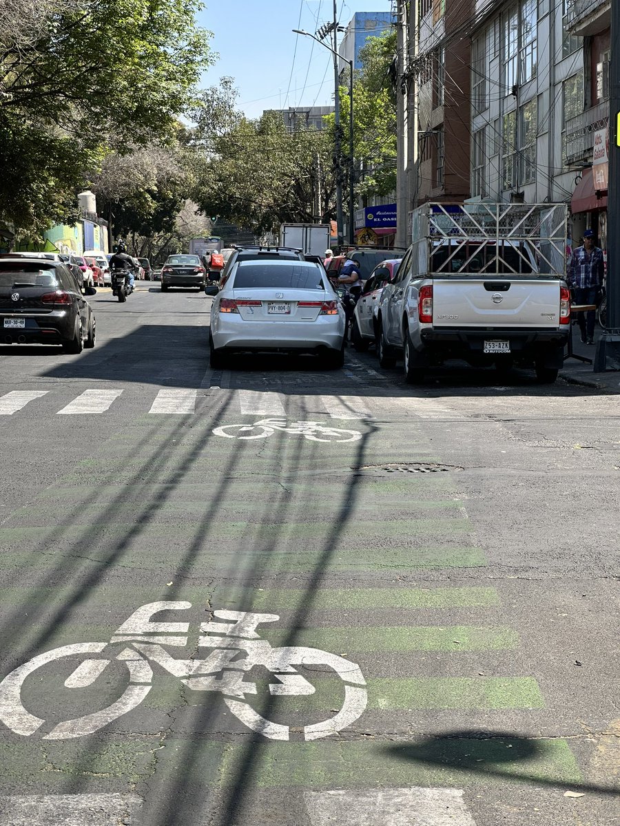 gildalv's tweet photo. Sobre Obrero Mundial, entre las calles de Enrique Rebsamen a Anaxágoras, siempre hay coches estacionados sobre el carril de bicis, aun y cuando la Subse. de Control y Tránsito se encuentra en frente. ¿No los infraccionarán? @BJAlcaldia @NarvarteVecinos @locatel_mx @AccionesBJ https://t.co/YMmBlGeM3J