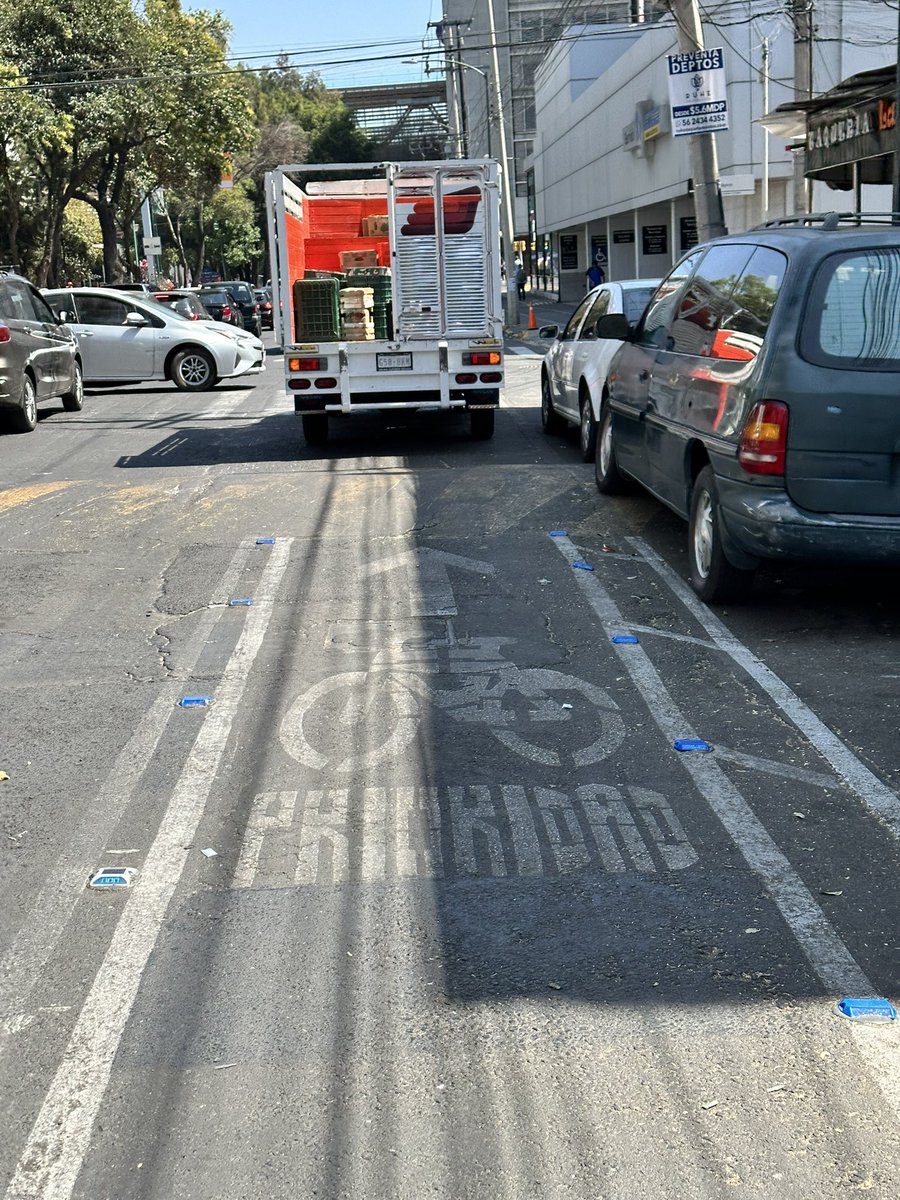 gildalv's tweet photo. Sobre Obrero Mundial, entre las calles de Enrique Rebsamen a Anaxágoras, siempre hay coches estacionados sobre el carril de bicis, aun y cuando la Subse. de Control y Tránsito se encuentra en frente. ¿No los infraccionarán? @BJAlcaldia @NarvarteVecinos @locatel_mx @AccionesBJ https://t.co/YMmBlGeM3J