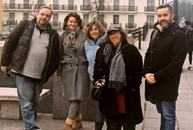 🤜🤛"Juntarse es el principio, mantenerse juntos el progreso, trabajar en equipo es el éxito”.

(Henry Ford, 1863-1947).

📸 Recientemente, parte del equipo de la #FeriaDelLibroMurcia en Madrid.

#EstáEnLaFeria #TeLoEstásPerdiendo #AsómateAlaFeria #FLMurcia23 #FeriaLibroMurcia23