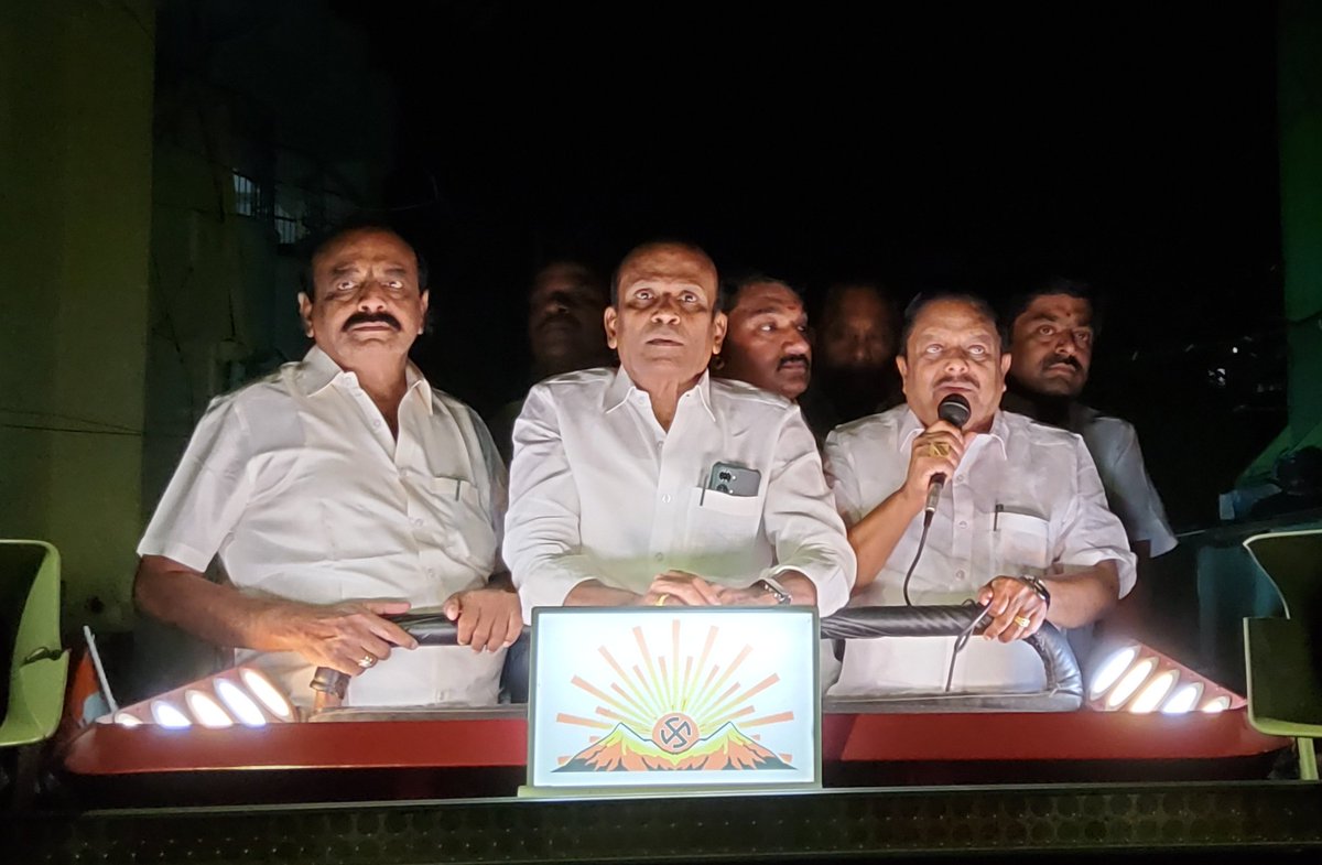 Ramachandranmla's tweet photo. ஈரோடு கி.சட்டமன்ற இடைத்தேர்தல், 27வது வார்டு 112 கோட்டை பகுதியில் தமிழ்நாடு இயல் இசை நாடக மன்றத்தின் தலைவர் திரு.வாகை சந்திரசேகர் அவர்கள், திருப்பூர் மா.செயலாளர் @Tupkselvaraj அவர்களுடன் மதச்சார்பற்ற முற்போக்கு கூட்டணி வேட்பாரளர் @EVKSElangovan அவர்களுக்கு வாக்குகள் சேகரித்தபோது. https://t.co/AsV6ArNlV3