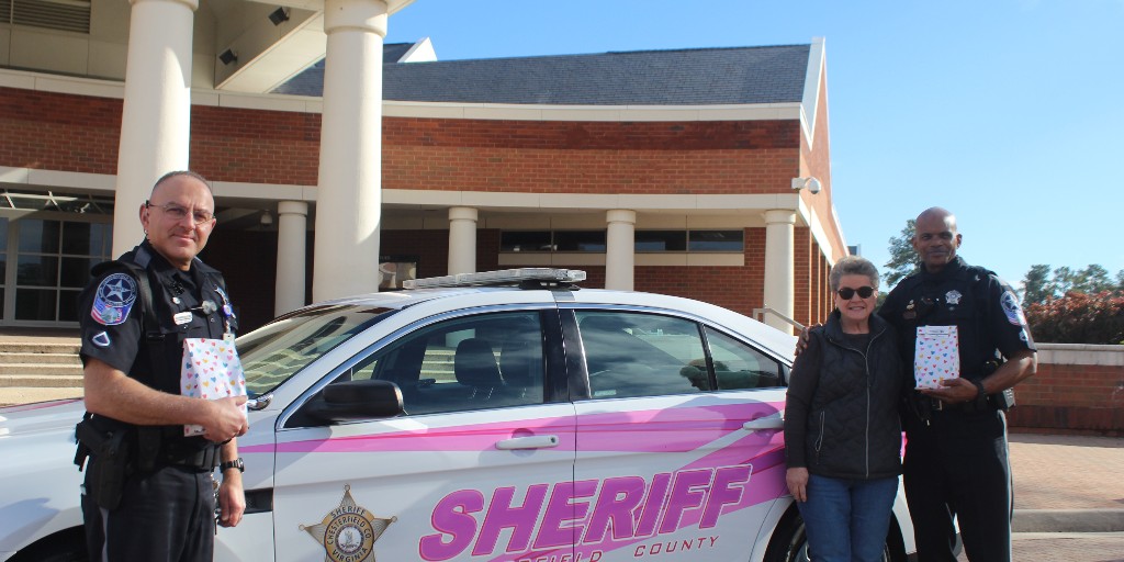 CCSOVA's tweet photo. Yesterday Pam Landrum with the auxiliary Fraternal Order of Police dropped by the Courthouse and the Jail to drop off some candy that she wanted to give to our deputies. We greatly appreciate her kindness and thoughtfulness. #csopride
#fop https://t.co/PeRlIqvtBE