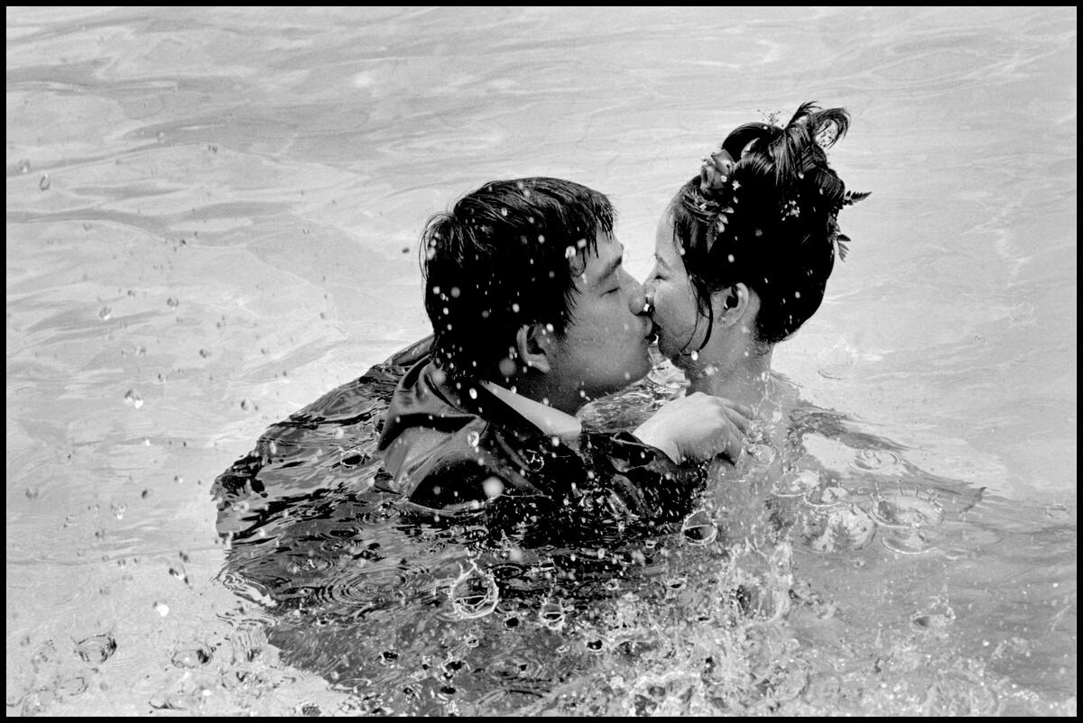 MagnumPhotos's tweet photo. Happy Valentine's Day ❤️

© @herbert_list, Nicolas Tikhomiroff, @Jim_Goldberg, Chien-Chi Chang / Magnum Photos https://t.co/jV4iBNPHAB