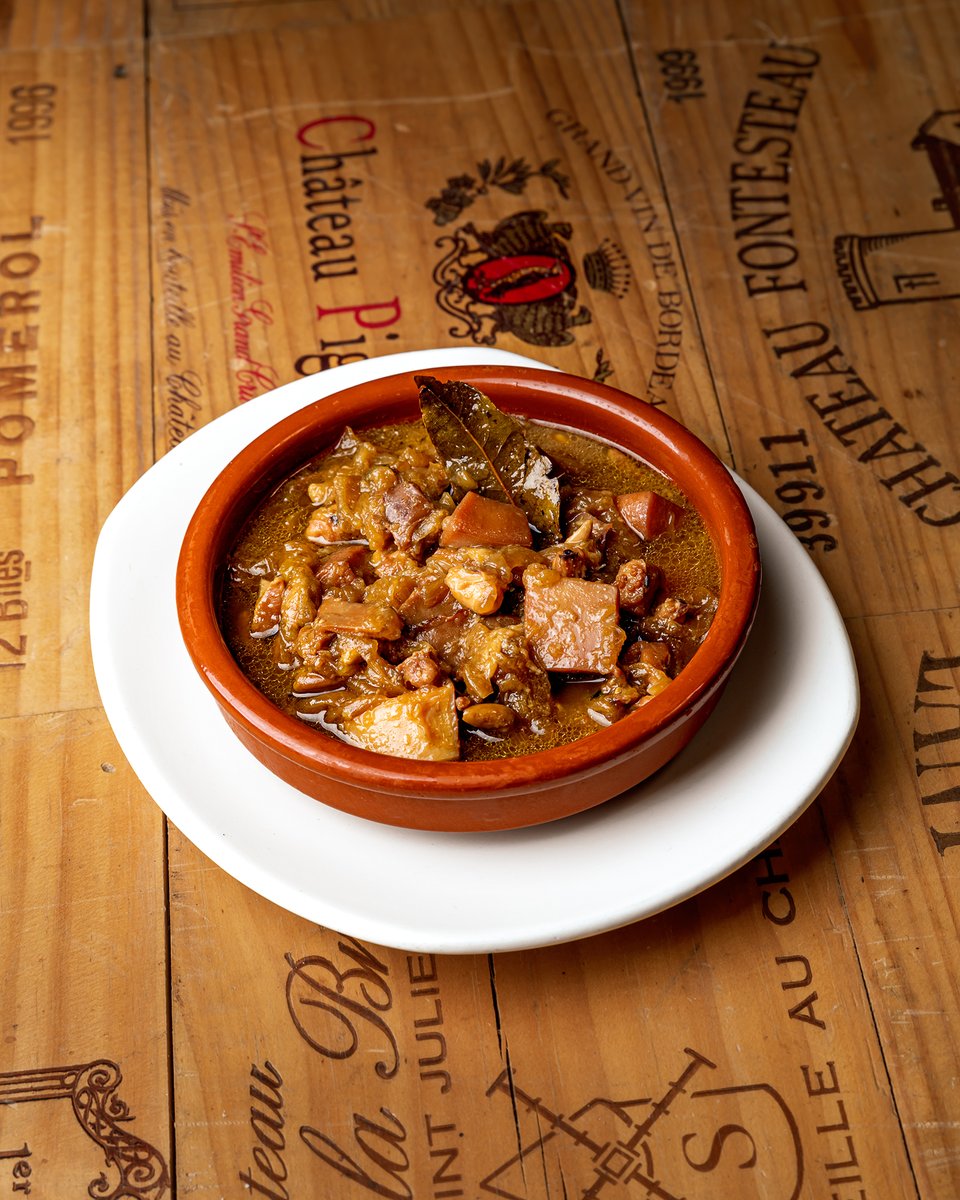 Este viernes 17 de a las 21:30h podrás disfrutar de la clásica "sèpia amb ceba" entre otras tapas representativas de nuestra casa, las cuales irán armonizadas bajo la dirección de Joaquín Parra con vinos y bodegas singulares seleccionadas junto a nuestro sumiller Pablo Bottaro.