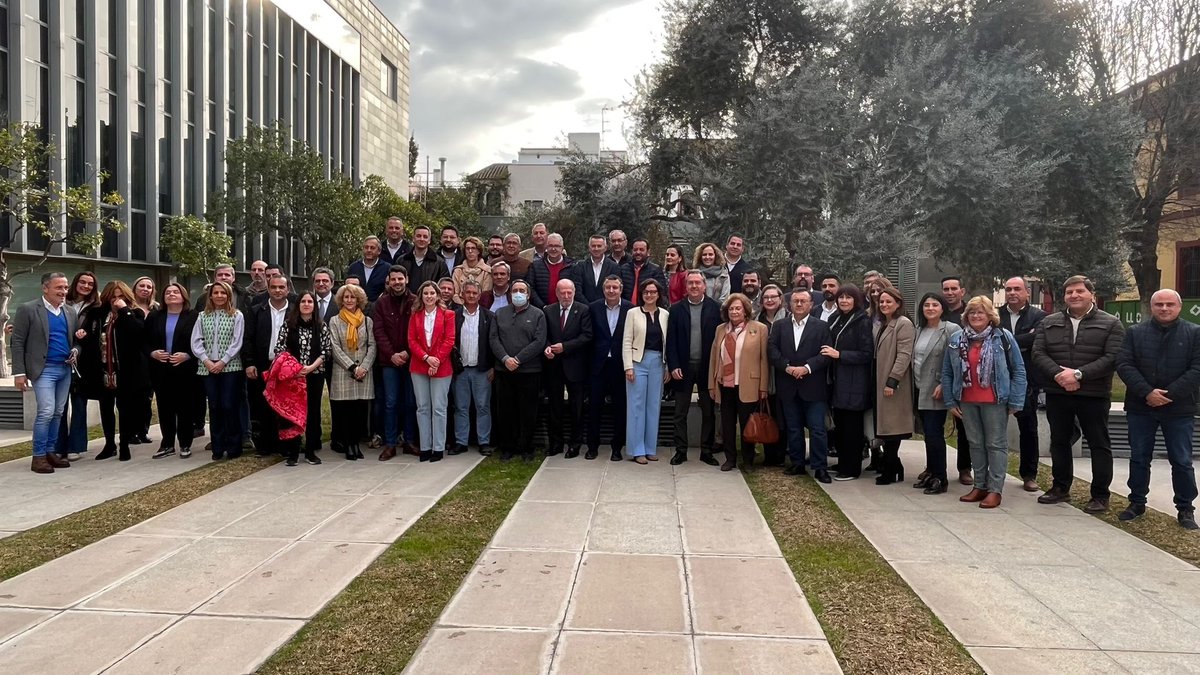 psoedesevilla's tweet photo. Hemos mantenido un encuentro en la Diputación entre el Grupo Socialista del Senado y alcaldes y candidatos a las elecciones municipales del próximo 28 de mayo.

Ponemos en valor las medidas puesta en marcha por el Gobierno de España para proteger a la mayoría social.

#Avanzamos https://t.co/HkevvLIDZO