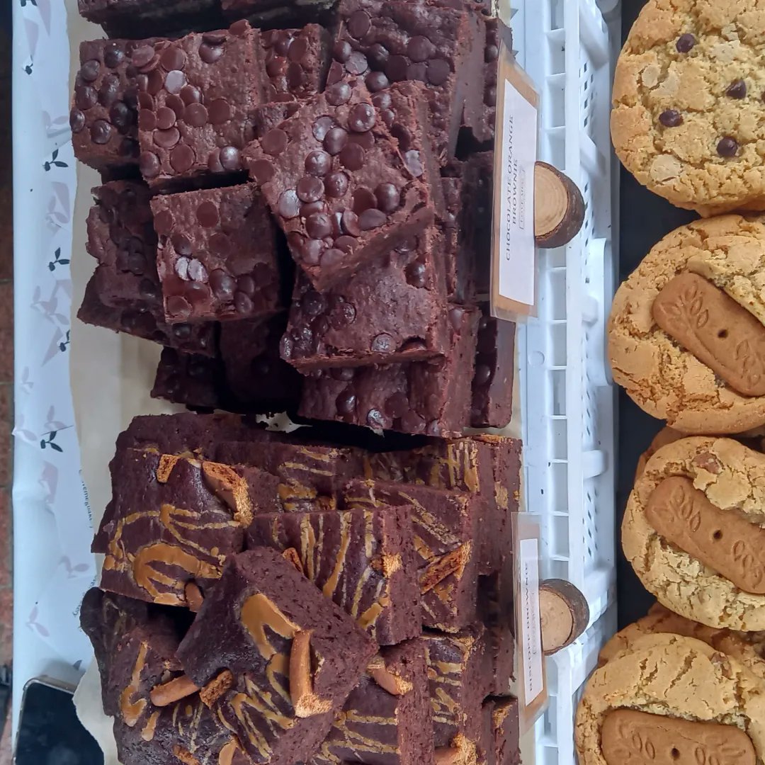 Happy Valentine's #VeganHour &amp; beyond 💚 Hope everyone is well 💚 Went to a #vegan market last weekend 💚 Apologies in advance for the drooling 💚 Amazing stall holders &amp; wonderful people 💚
#VeganForTheAnimals #veganfood #veganmarket #veganism