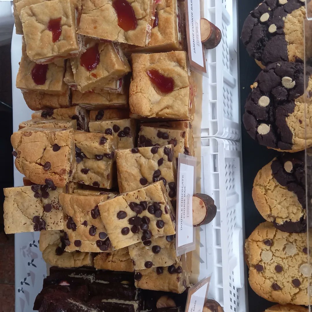 #VeganHour delicious food to share 💚 Apologies in advance for the drooling 😂😂😂 I was on the come down the next day from too much cake....I know right, you lot all thought I could never get enough cake...nor did I 😂 Have a lovely evening 🙏💚🙏
#VeganForTheAnimals #veganfood