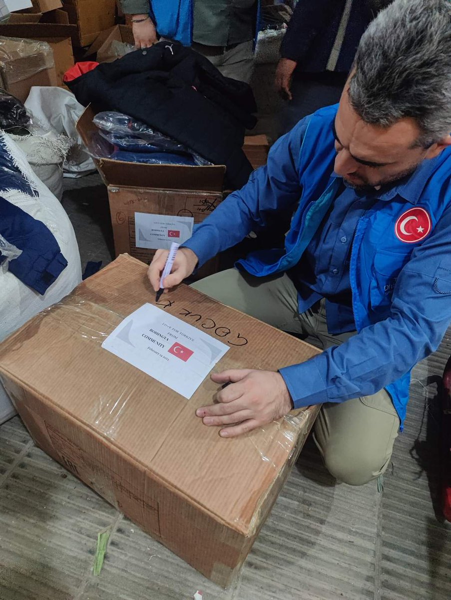ARSA_ARMY's tweet photo. The #Rohingya community donated aid with solidarity to a Turkish org based in Dhaka to support those affected by the recent earthquake in Türkiye.

We, the most #persecuted Rohingya want to call the people around the world to support who were affected by the recent #earthquake https://t.co/YF7lVlurgP