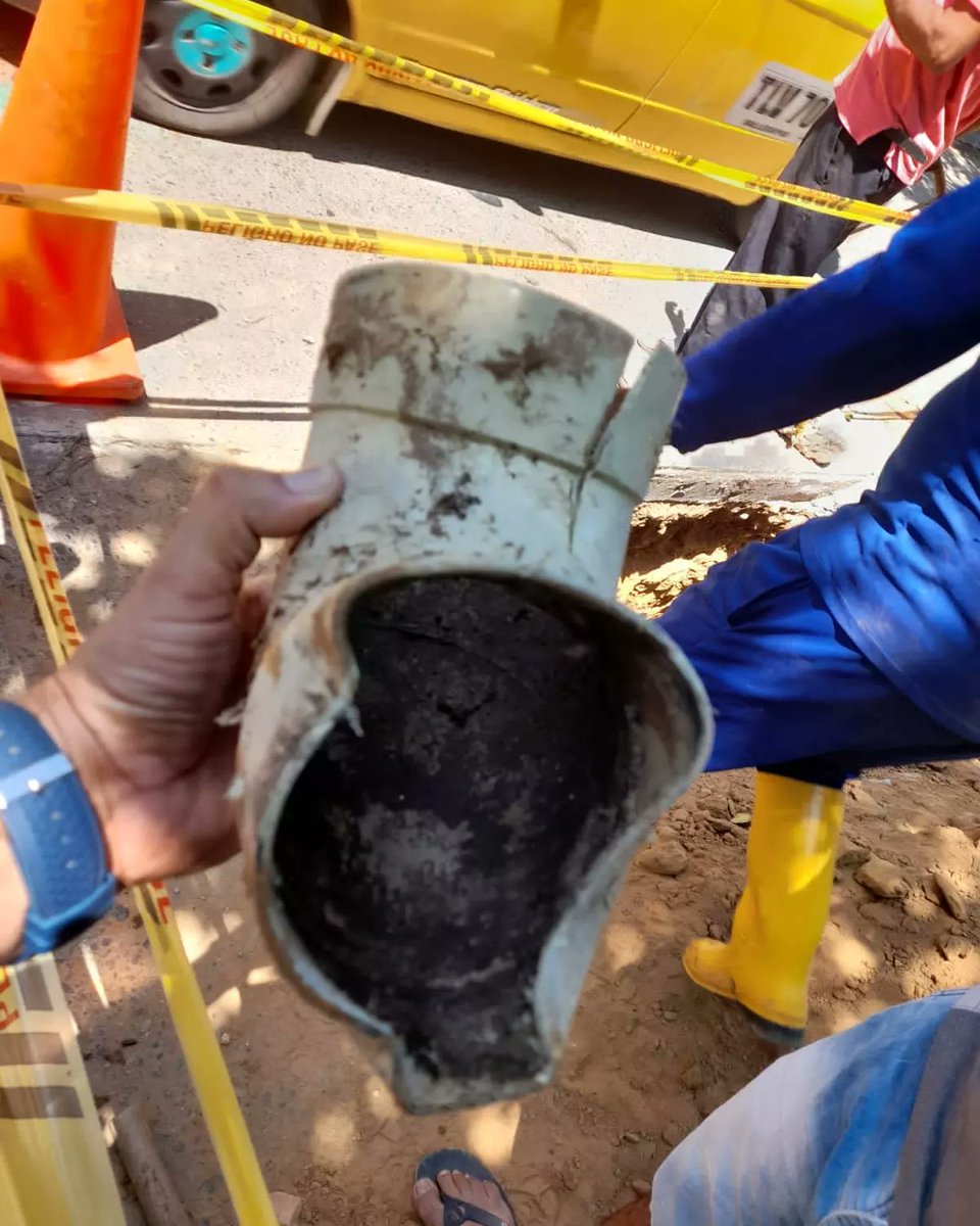 EmduparESP's tweet photo. Solucionamos la problemática del barrio Mareigua, operarios de @EmduparESP retiraron un codo de PVC que era parte de la conexión anti técnica que ocasionaba la obstrucción en la calle 44 con 25. La comunidad se encuentra agradecida con la empresa.
@EDDIEG02
@MelloCastroG https://t.co/umEsSUY7Cs