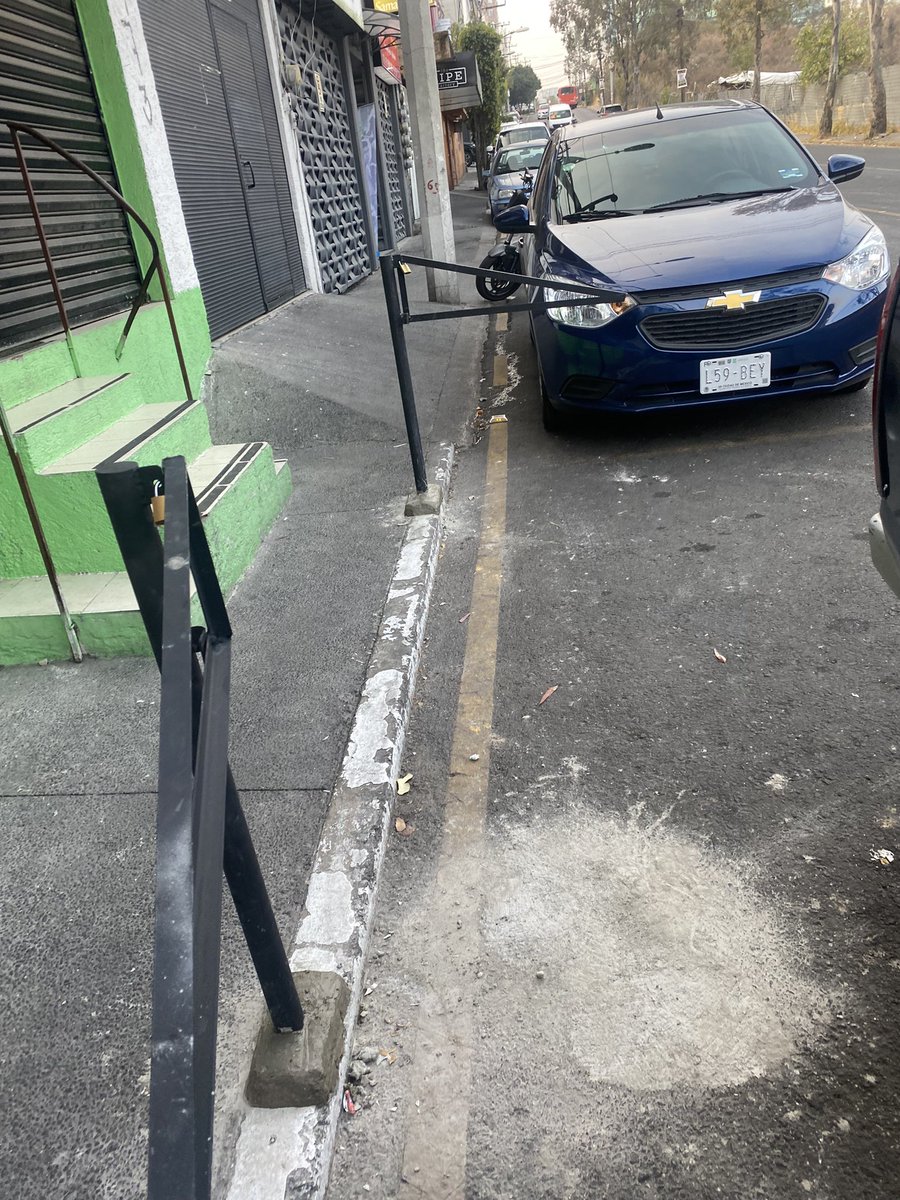 carru10's tweet photo. Oye @AdrianRubalcava , sabes donde venden esto para apartar lugares ?? Por lo visto es muy común en Secretaria de Marina . https://t.co/sG3lWZaFhx