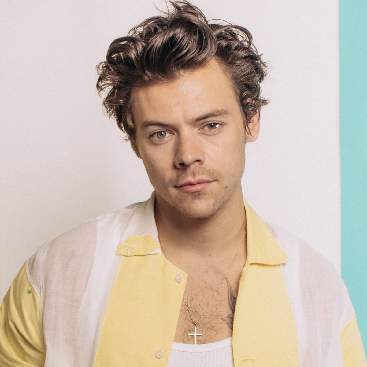 sboficial's tweet photo. SERÁ? Jennifer Aniston e Harry Styles estão flertando por mensagens, afirma o jornal britânico The Mirror. https://t.co/r016dJatkJ