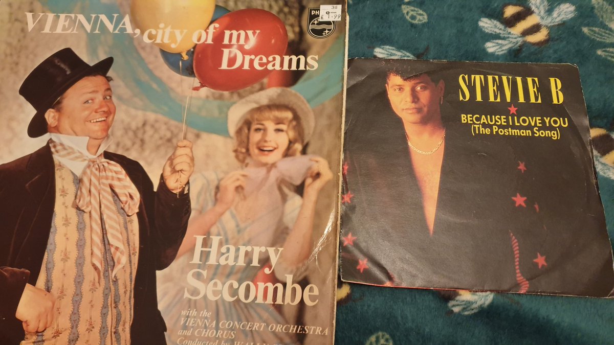 RichardFinch67's tweet image. The beautiful one is not over impressed with the records I bought her for #ValentinesDay. #HarrySecombe #StevieB