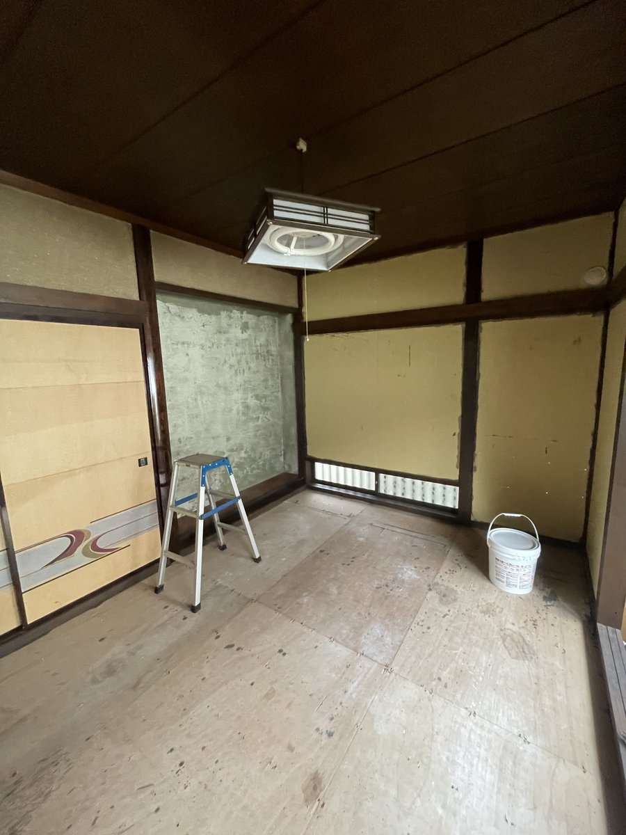 425yyy's tweet photo. 床を戻して、
外壁面には断熱材を入れてボード貼り
木材部分はダークブラウンに
塗装しました
一気に雰囲気が変わりましたね！
これから壁を仕上げます！
#diy
#うまく塗れ〜る 
#古民家再生 https://t.co/ADiKehPo8I