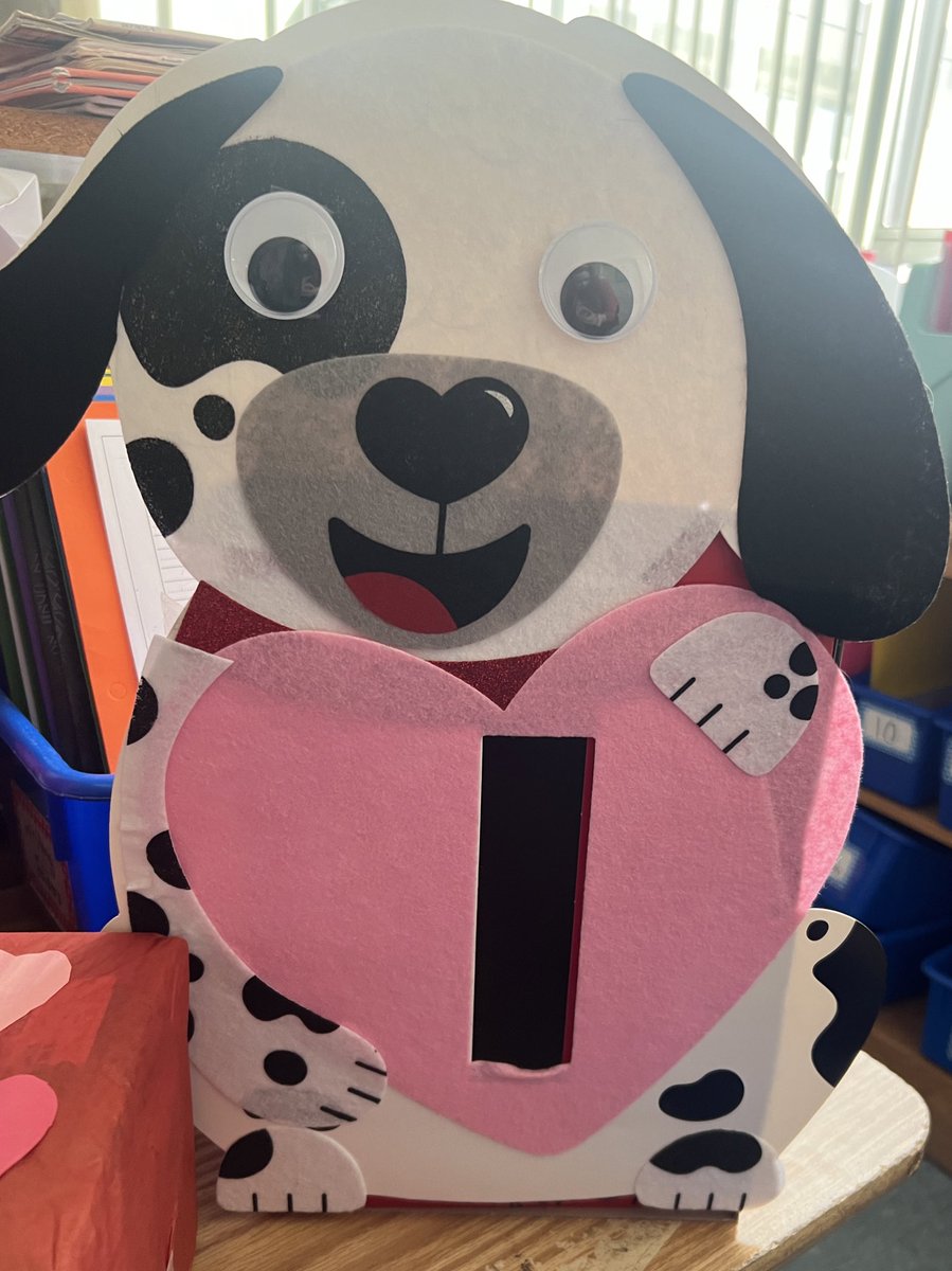 MsW_Elementary's tweet photo. I celebrated Valentine’s Day with my students today and this was by far my favorite box that one of them created! 💖🐶 #EDU310 https://t.co/LIQx5nARY4