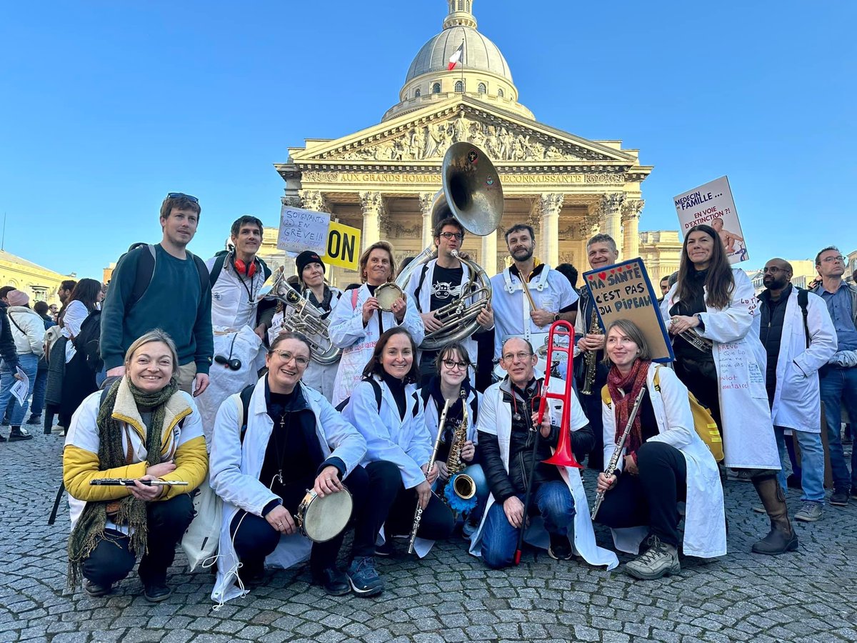 MedPourDemain's tweet photo. La fanfare a joué lors de la manifestation https://t.co/IgLfqjS7CC