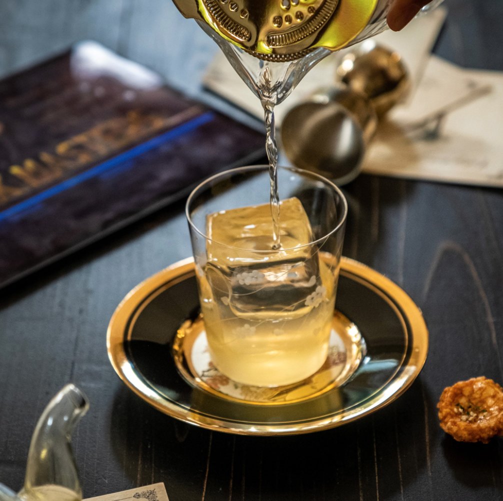 ThePerfectSpot's tweet image. Christian Suzu Suzuki-Orellana's (@Netflix Drink Masters; bar manager Wildhawk #SF) featured #cocktail in @shakerandspoon #homebartending kit:

—Philippines' Full Circled Dstillers ARC Gin, furusato syrup (genmaicha tea, yuzu, ginger, etc.), salted nori:

shakerandspoon.com/pg/ginspiratio…