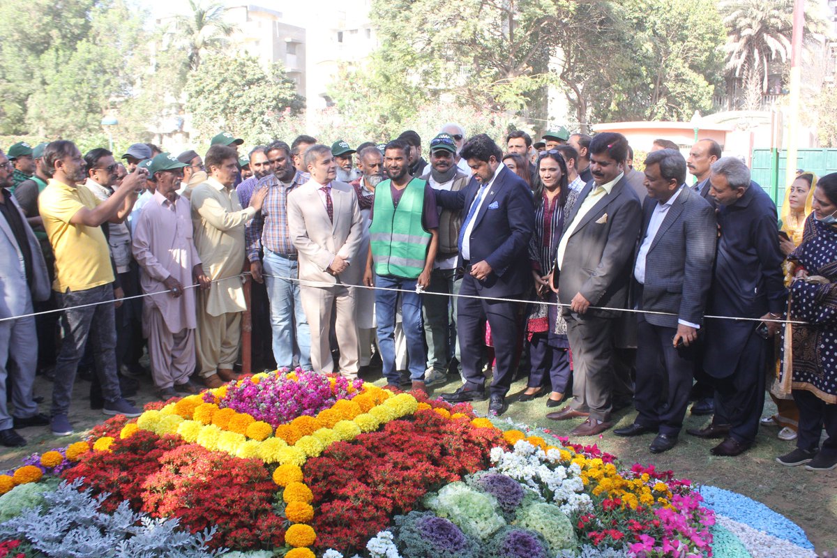 ShkMQM's tweet photo. Governor Sindh Kamran Tessori along with Administrator Karachi Dr Saif-ur-Rehman,District Administrator East Syed Shakeel Ahmed & Municipal Commissioner Fahim Khan inaugurated the landmark Flower Show at Bagh-e-Rizwan.
#DmcEast https://t.co/l0VNHOYN7q