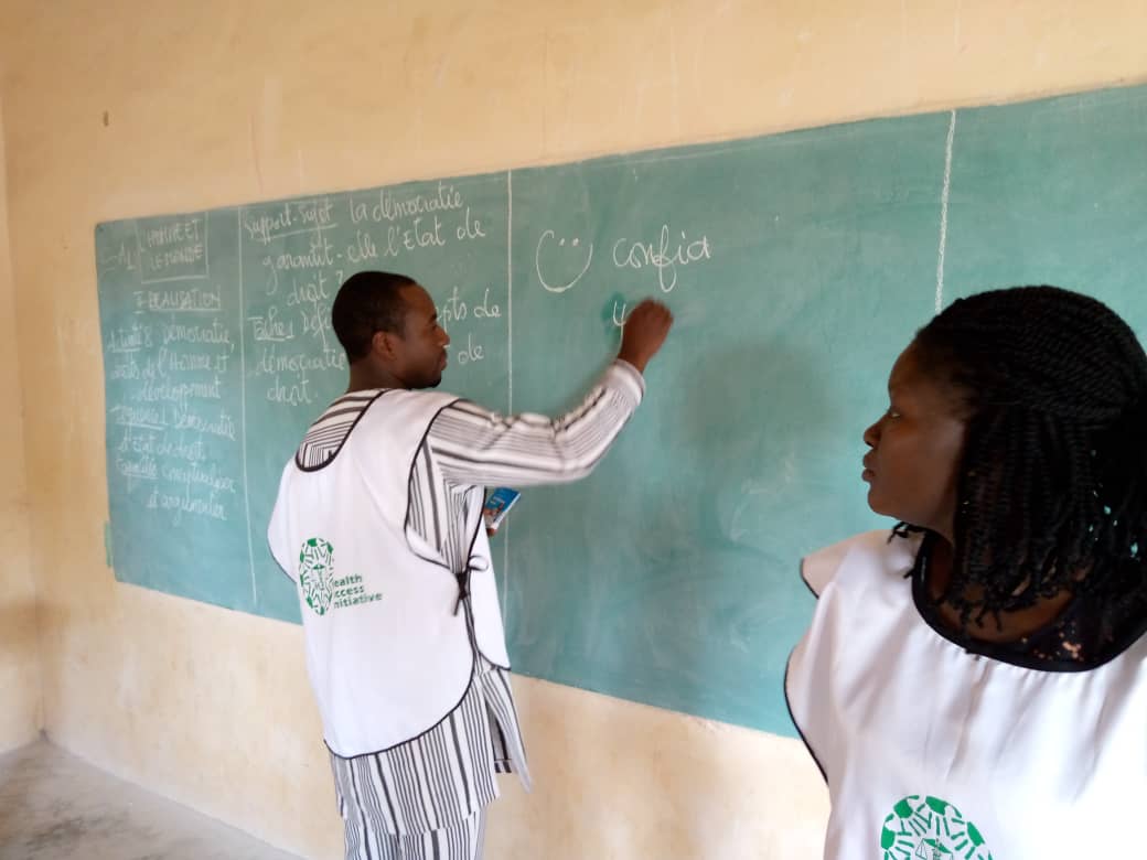 HAI_Benin's tweet photo. La #tournée de présentation du projet Confia se poursuit.
Ce projet d'écoute et de suivi des jeunes et adolescents, totalement #gratuit vise la #diminution du taux de #grossesses non désirées, baisse de l'incidence des #IST_MST et l'adoption des méthodes de #contraception.
#DSSR https://t.co/x2n73ch4YI