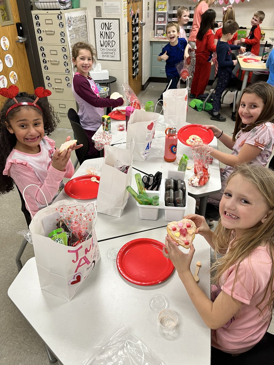 Happy PALentine’s Day! These pals in pajamas learned about the importance of self-love and how that helps us spread love to others. We also decorated cookies, made friendship trail mix, learned the Cupid Shuffle, and shared valentines. #BSSDProud #OakFlatProud