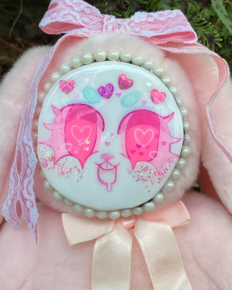 dreameeblue's tweet image. Iris is definitely the type to take loving someone to death literally. Happy Valentine’s Day! 💕

#clayfaceplush #artistsontwitter #rabbit #bunny #plush #plushie #ooak #pink #ValentineDay #ValentinesDay #valentine #kawaii