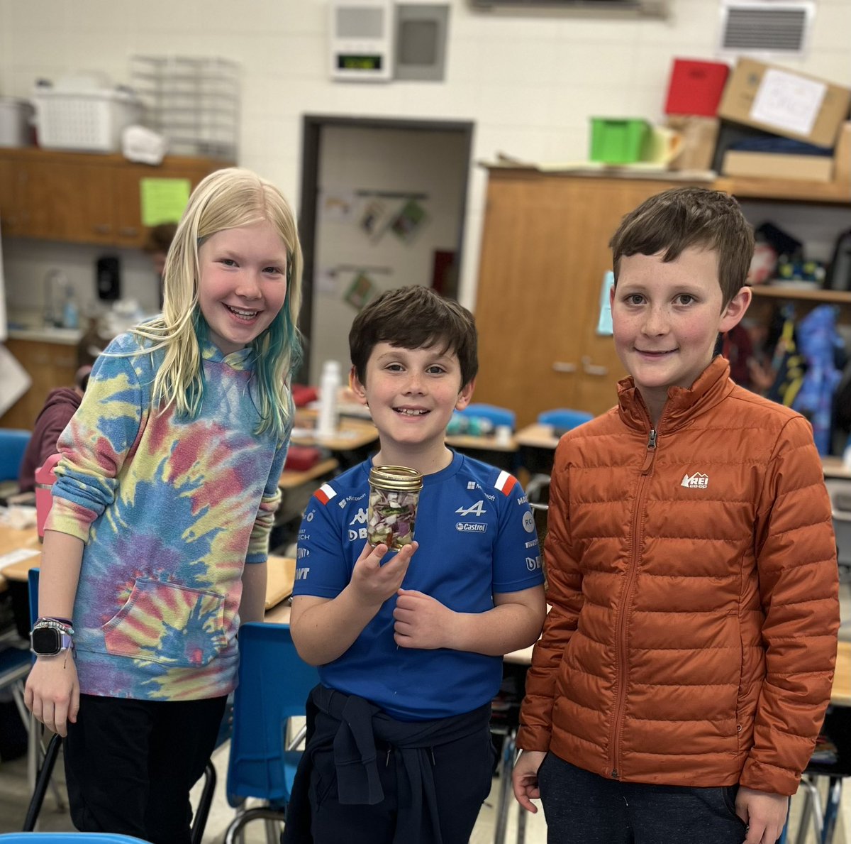 DrHydrogenHC's tweet photo. Pickles and horses and rockets, oh my!! #sockittoscience #forthgrade @4FF_HES https://t.co/O1VuYdyTug