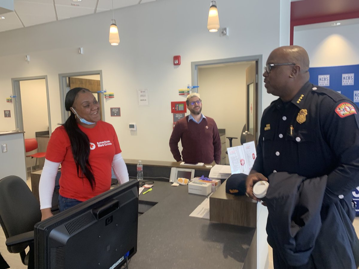 OaklandFireCA's tweet photo. Earlier today @ChiefFreemanOFD spoke with @KCBSAMFMTraffic about the tremendous partnership we enjoy with @RedCrossNorCal and the importance of maintaining diversity in the blood supply. Visit https://t.co/xNxJlYXKcz to schedule a donation near you and help save lives! https://t.co/QMO5ubwaqZ