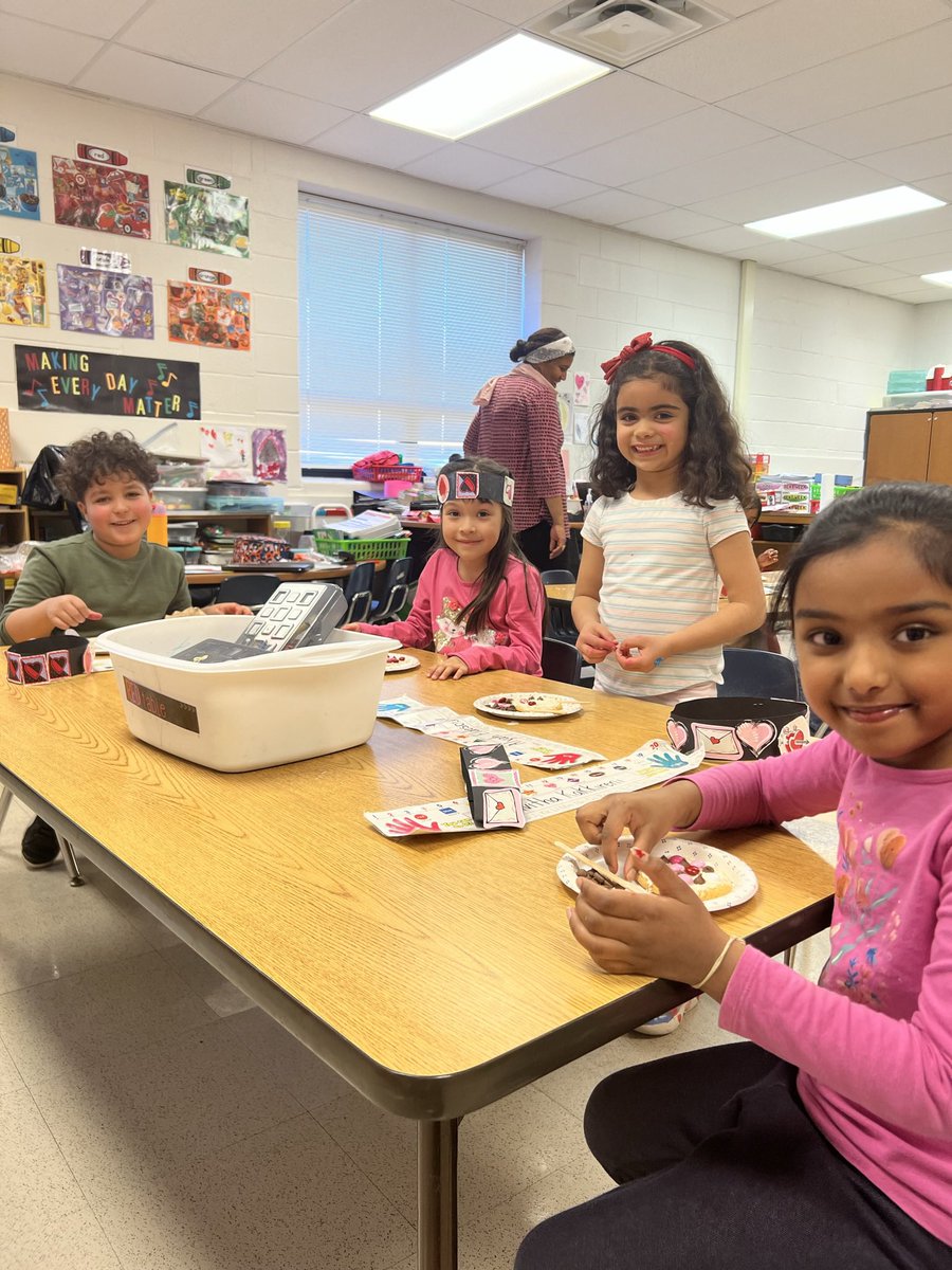 MrsSitlerFHES's tweet photo. We’ve had a blast in kindergarten these past couple of days celebrating the 100th day of school and Valentine’s Day! https://t.co/GvfvZZYsej
