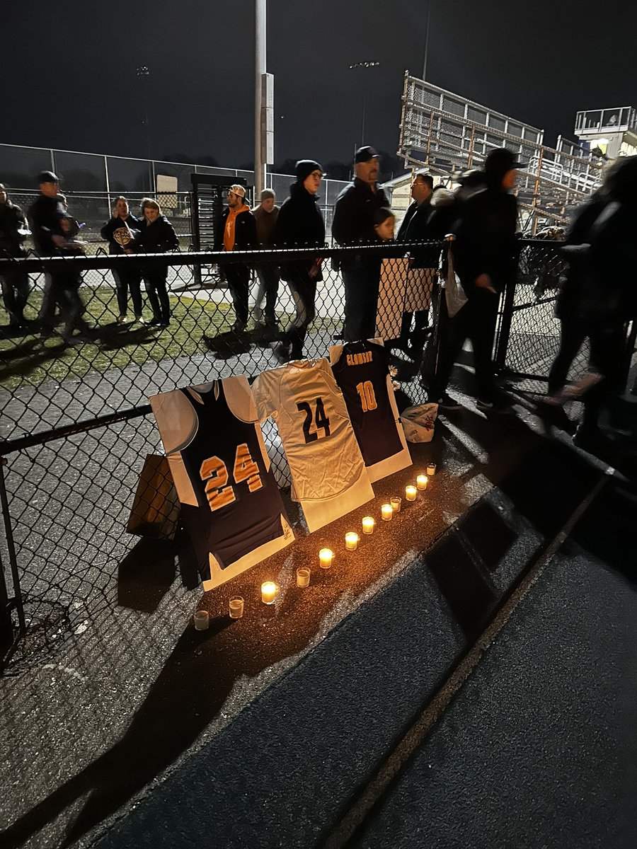 SarahRahal_'s tweet image. Here at Clawson High football field where the community is filing every line facing the scoreboard lit up for Alexandria “Alex” Verner. Tears are flowing, people are hugging and the fire department is assisting in lighting candles.@detroitnews #MSUStrong #AlexVerner #Clawson #msu
