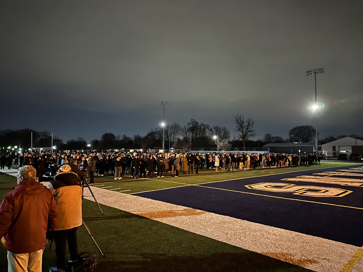 SarahRahal_'s tweet image. Here at Clawson High football field where the community is filing every line facing the scoreboard lit up for Alexandria “Alex” Verner. Tears are flowing, people are hugging and the fire department is assisting in lighting candles.@detroitnews #MSUStrong #AlexVerner #Clawson #msu