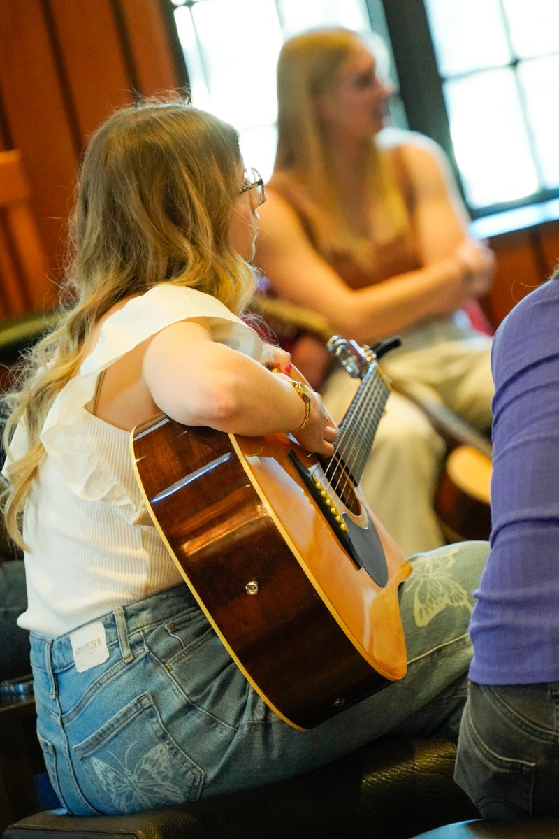 musicdistrictfc's tweet photo. Moments from our member-led #songwritersround, led by @Jillianantinora ๐ซ
Thanks so much to all our members for sharing songs, and to our special guests: @StelthUlvang of @thelumineers, and appalachian-folk duo, @larry_and_joe ๐๐ we love yโall!
#focomusic #nocomusic https://t.co/JjpwPt2PyV