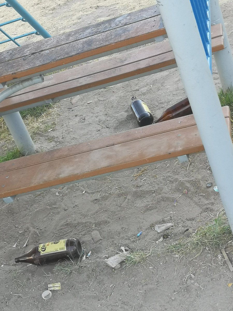 Chizkolate's tweet photo. Antes destapabas tu caguama y en automático una patrulla a cobrar piso o levantarte, ahora se puede beber, fumar mota, echar pasión y ni siquiera tirar la basura en el bote y la @PoliciaZapopan echando el rol https://t.co/AFYjT55BsD