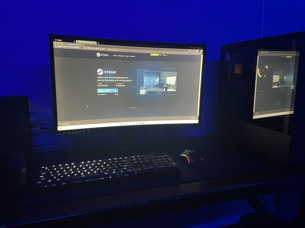 yomossyy's tweet photo. finally got a pc 😼 https://t.co/HmI5tC24RU
