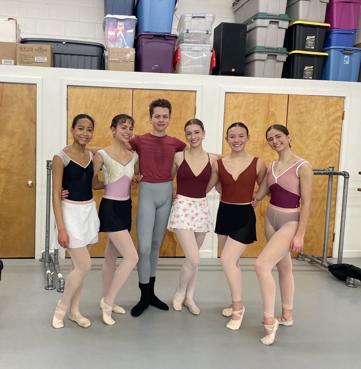 paacademyballet's tweet photo. Reds, pinks, and blushes were much in evidence this Valentine’s Day! ❤️💗💖🩰 #ballet #balletclass #balletlife #balletfriends #ValentinesDay #balletfun https://t.co/M4jTkx0xvU