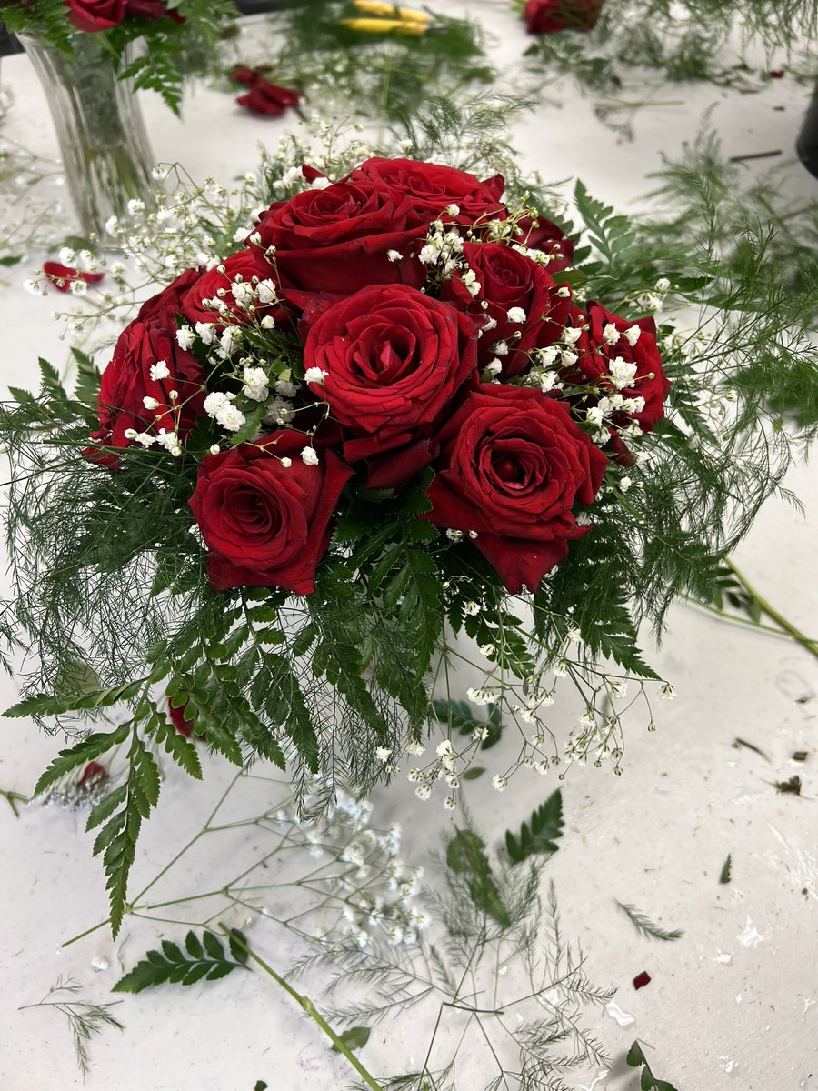 A great Valentine’s Day with Bos Floral! Student’s created dozen rosé arrangements and worked on gridding with tape for arrangements! 💘