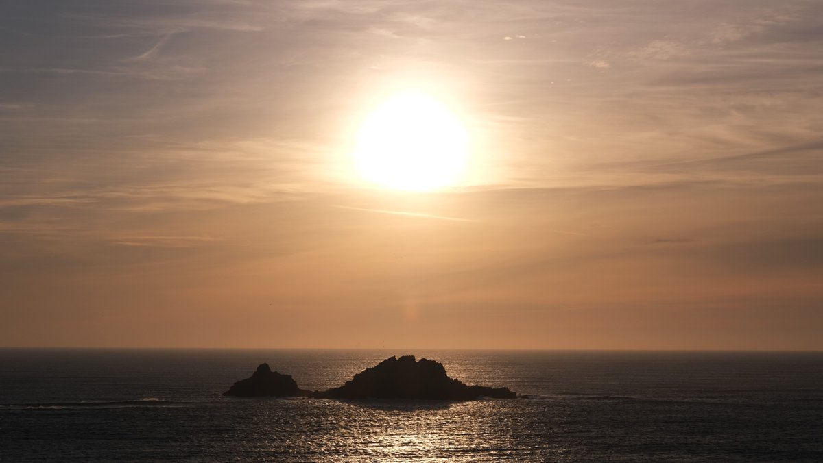 Kernow_Life's tweet photo. #Valentines day We spent late afternoon onwards near @CapeCornwallCW . My lovely wife & our #Bordercollie "Flynn" sat beside the #ChimneyStack watching the #sunset , General De Gaulle lying in his bath looked up at the sky, watching #Venus & #Jupiter appear as the sky darkened https://t.co/E1p6HhcqUu