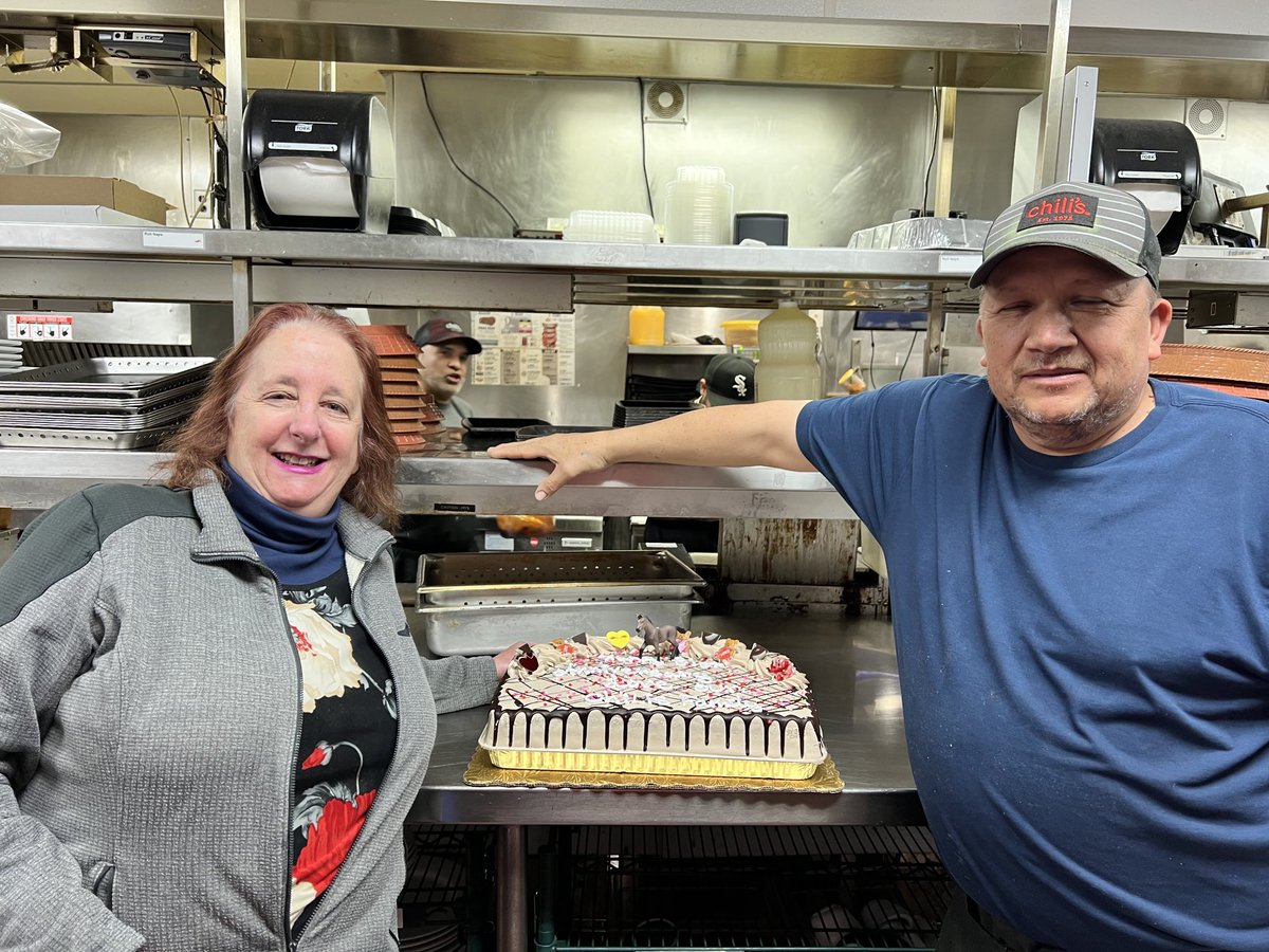 Mobiouskathy's tweet photo. This is how Chilis Barstow celebrates a 31st Anniversary for our Amazing Gustavo ⁦@travishorne23⁩ ⁦@dale_bullotta⁩ https://t.co/UsC8urWHZJ