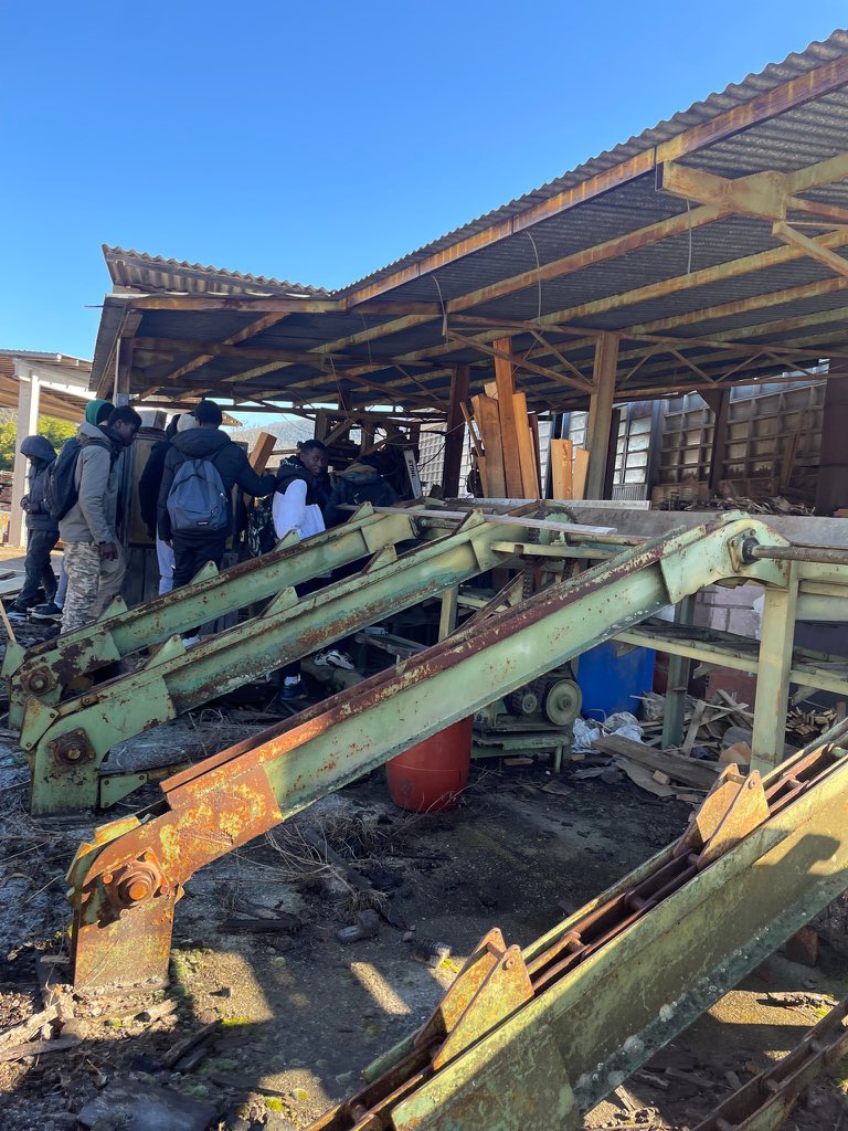 EpiaOlot's tweet image. APRENEM DELS EXPERTS. Al PFI, Aprenem Fent! 
Visita a la serradora Cortada per aprendre com es treballen els arbres per extreure la fusta per construcció i fusteria. Alumnes de PFI Auxiliar d'Activitats Forestals. #FPOLOT #PFIOLOT @olot_cat @garrotxapro