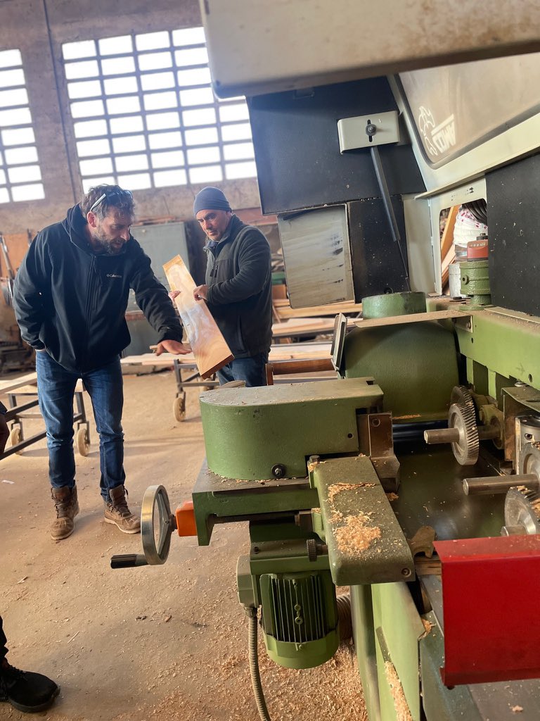 EpiaOlot's tweet image. APRENEM DELS EXPERTS. Al PFI, Aprenem Fent! 
Visita a la serradora Cortada per aprendre com es treballen els arbres per extreure la fusta per construcció i fusteria. Alumnes de PFI Auxiliar d'Activitats Forestals. #FPOLOT #PFIOLOT @olot_cat @garrotxapro