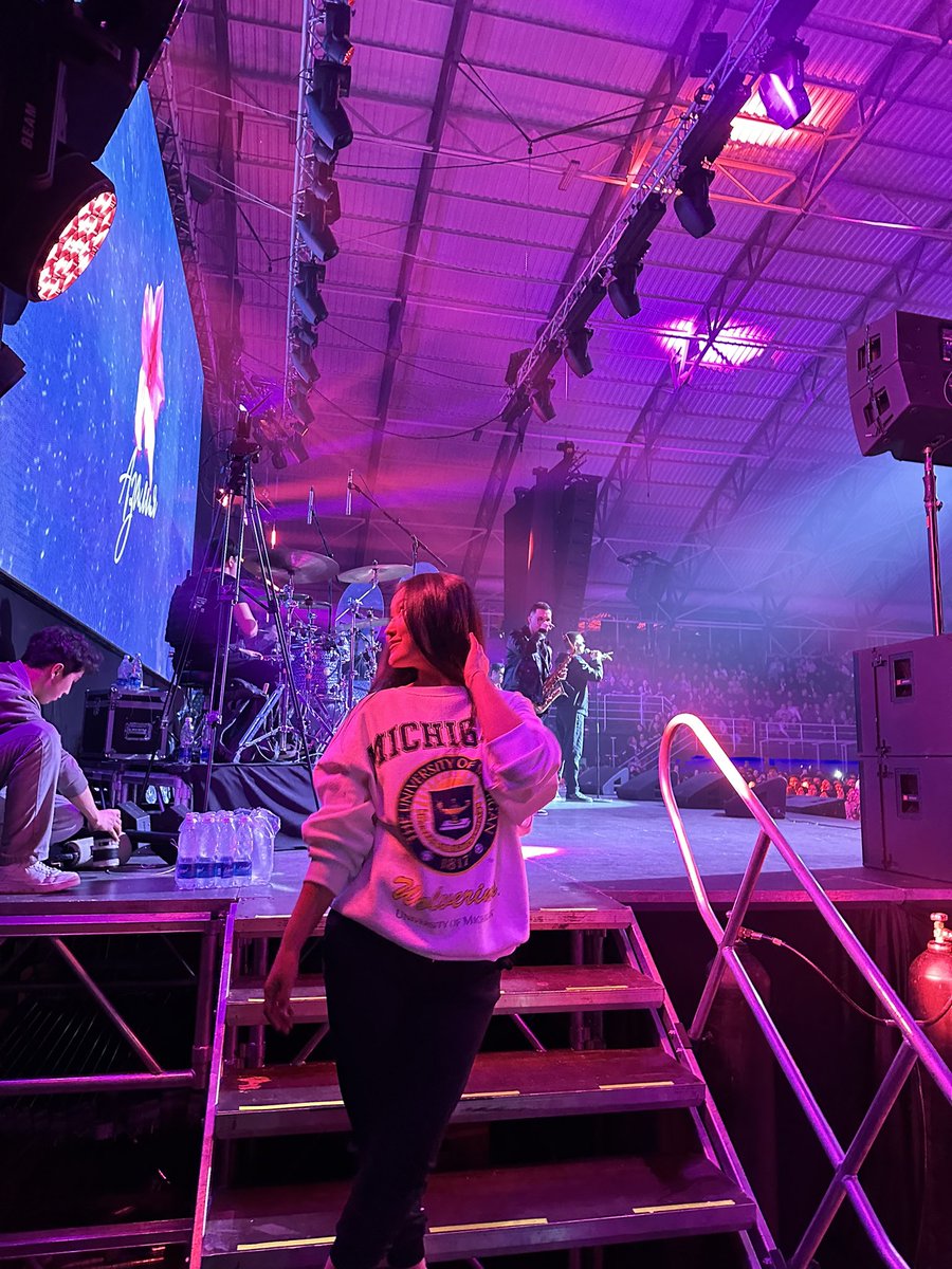 Азалия on Twitter: "Я все же попытаюсь😂 перед 5000-й публикой спел ...