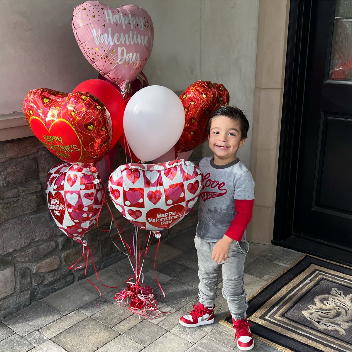 mariolopezviva's tweet image. Love is in the air…looks like Sonny’s got more than one Valentine to serenade…

#LoveMachine  #ValentinesDay